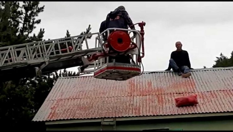 Çıktığı çatıda mahsur kaldı