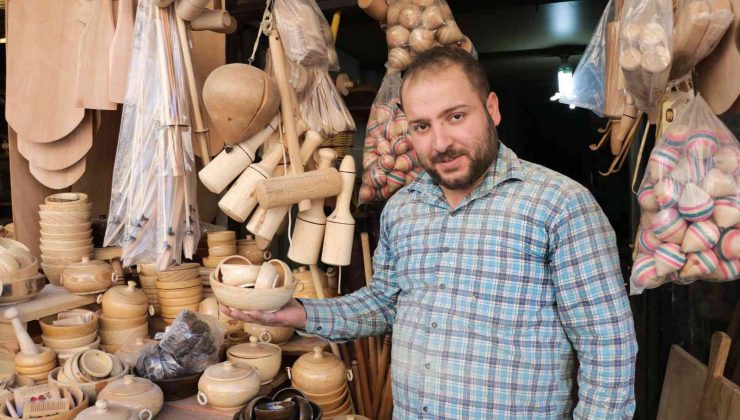 Tarihi çarşıda ahşaba şekil veriyorlar