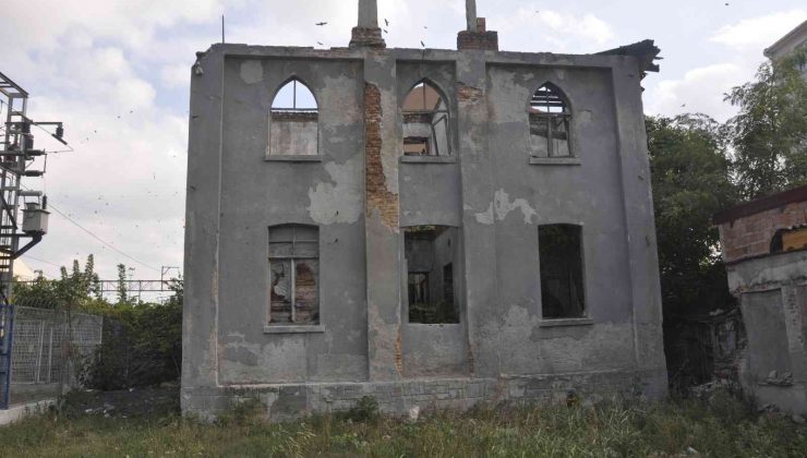 Tarihi postane binası restore edilmeyi bekliyor