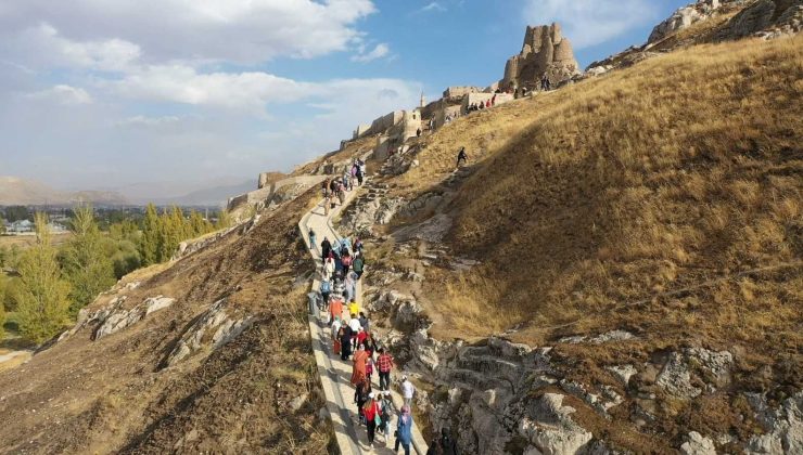 Tarihi Van Kalesi’nde ‘sağlıklı yaşam’ yürüyüşü