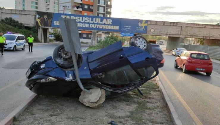 Tarsus’ta ticari araç ile otomobil çarpıştı: 3 yaralı