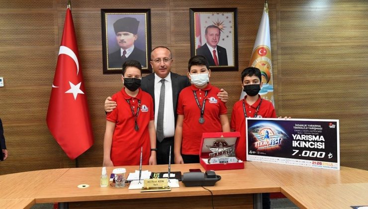 TEKNOFEST’te dereceye giren Denizlili öğrenciler Vali Atik tarafından ödüllendirildi