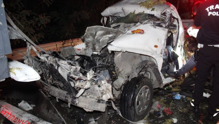 Tıra çarpıp hurdaya dönen kamyonetten cansız bedenini çıkardılar