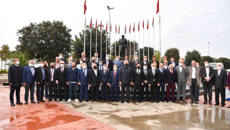 Tuzla’da Muhtarlar Günü sebebiyle çelenk sunma töreni düzenlendi