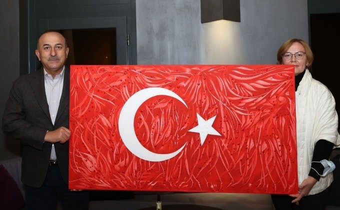 Türk bayrağı tablosunu Bakan Çavuşoğlu’na hediye etti