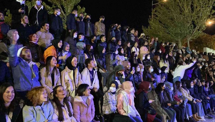 Üniversite öğrencilerine ’hoş geldin’ konseri