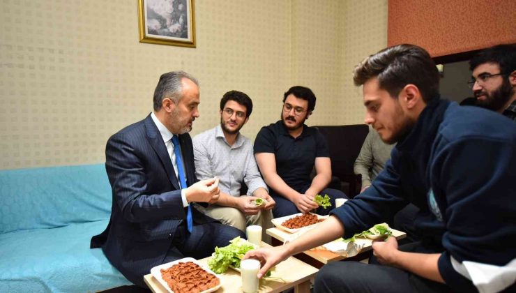 Üniversiteliler su indirimini çiğ köfte partisiyle kutladı