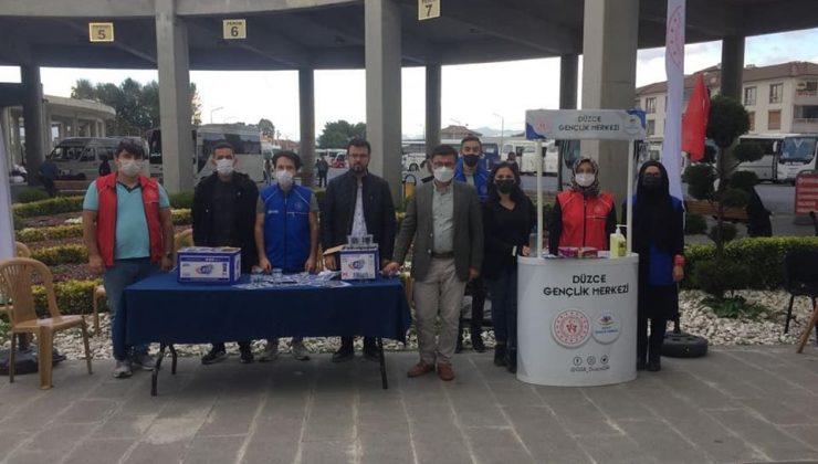 Üniversiteye gelen gençleri Yazıcı karşıladı