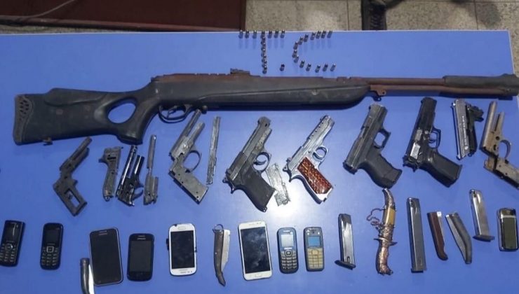 Uyuşturucu baskınında silah ve bıçak yakalandı