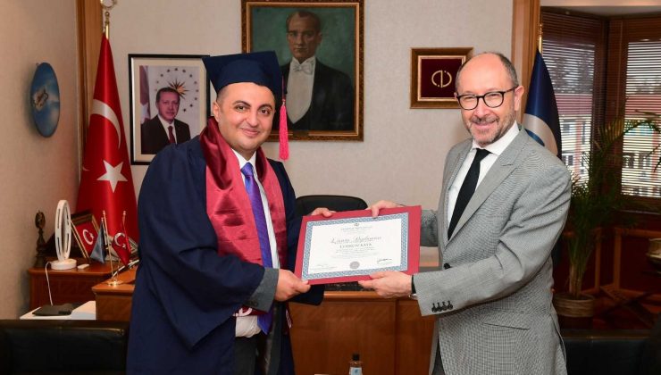 Uzman doktor üç yılda ikinci üniversite diplomasını aldı