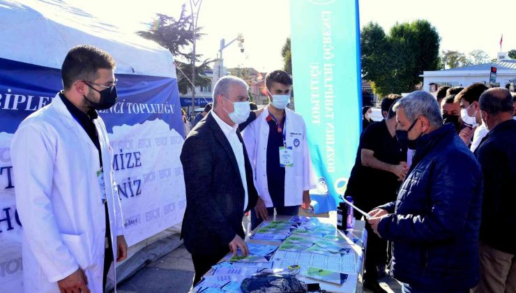 Vali Akın, aşı standını gezdi