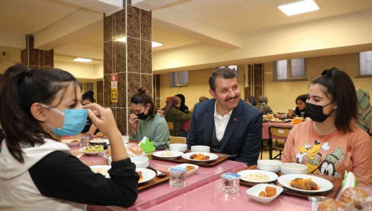 Vali Ayhan, öğrencileri ziyaret etti