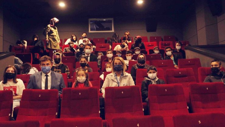 Vali Becel öğrencilerle ’Akif’ filmini izledi