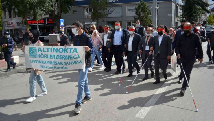 Vali, görme engelli bireylerin sorunlarını gözüne taktığı bandajla yürüyerek gördü