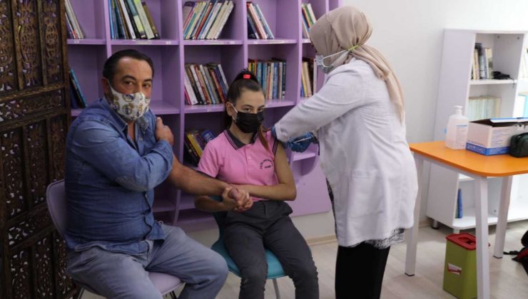 Veliler ve çocukları el ele korona aşısı oldu