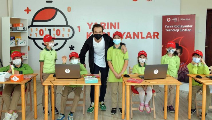 Vodafone ve Aras Bulut İynemli’den köy okullarına destek