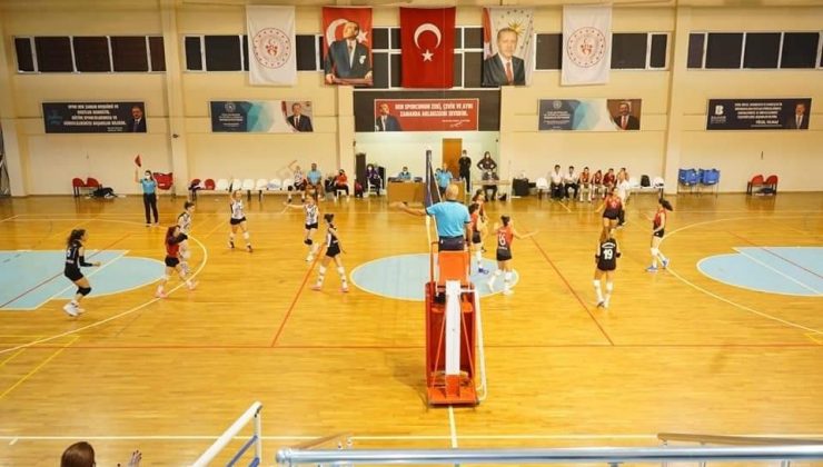 Voleybolda Ayvalık kazandı