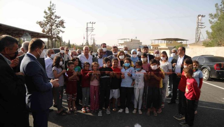 Yol ortasında çocuklarla kurdela kesti