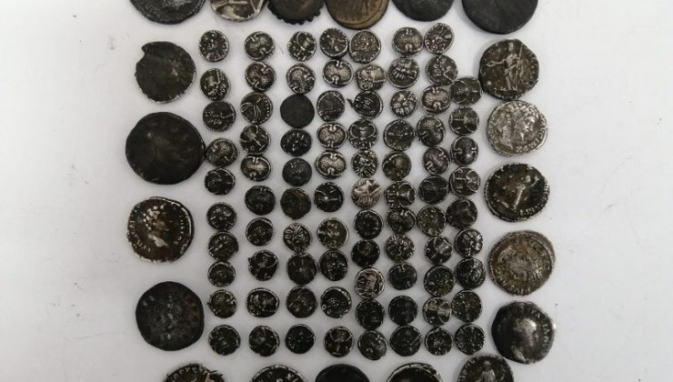 Yolcunun üzerinde Roma dönemine ait 102 adet gümüş sikke ele geçirildi