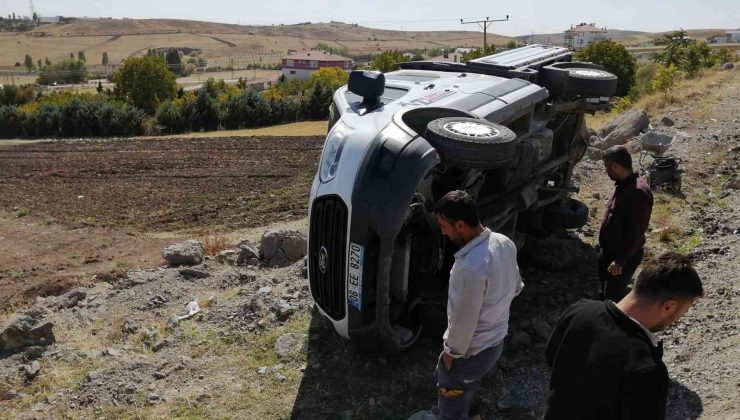 Yoldan çıkan kamyonet devrildi