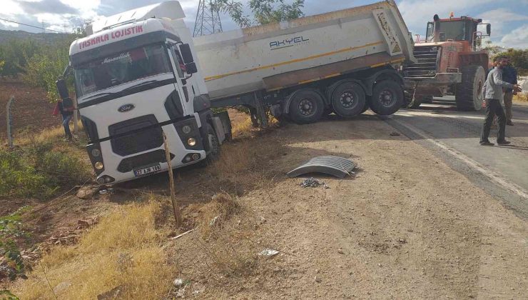 Yoldan çıkan tır vinç yardımıyla çıkarıldı