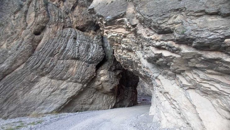Yöre halkının ’Dünya büzüğü’ ismini verdiği yol görüntüsü ile dikkat çekiyor