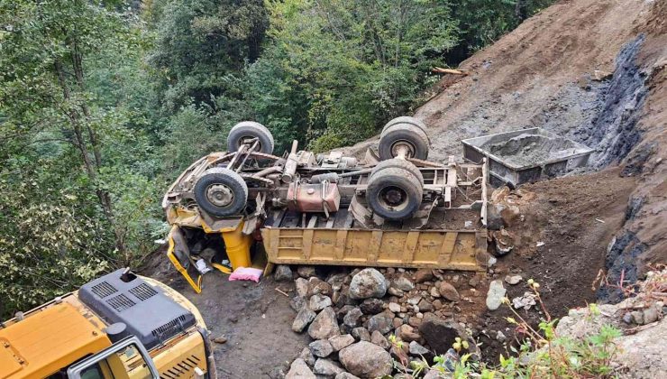 Yük boşaltmak için manevra yapan kamyonet devrildi: 1 yaralı