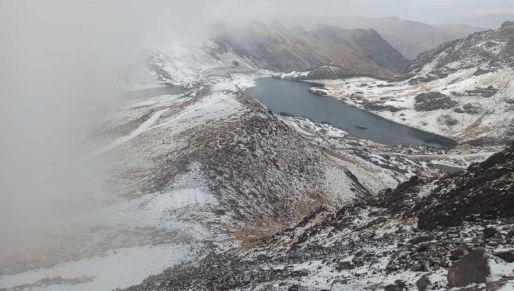 Yüksekova’nın yüksek kesimlerine mevsimin ilk karı yağdı