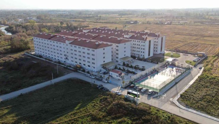 Yurtların önündeki otopark spor alanı oldu