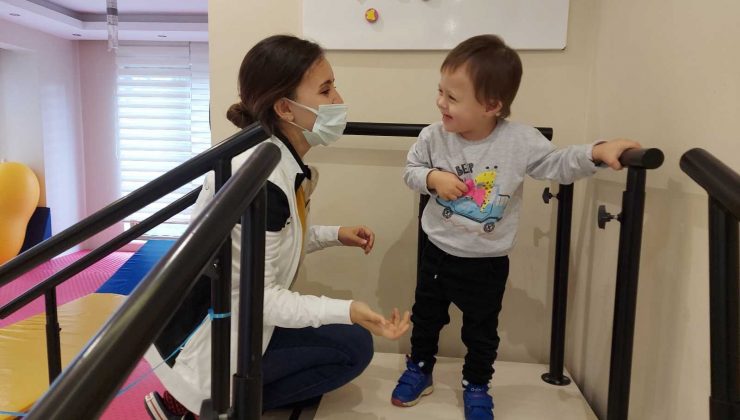 Yürüyemiyordu, ilk adımlarını attı herkesi ağlattı