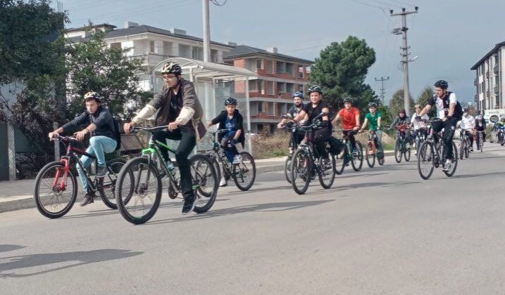 Yüzlerce bisikletli ‘trafikte bizde varız’ dedi