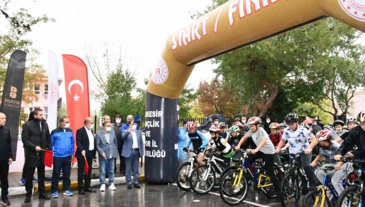 Yüzlerce genç ödüllü bisiklet yarışına katıldı
