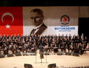 105 kişilik koronun seslendirdiği eserler dinleyenleri mest etti