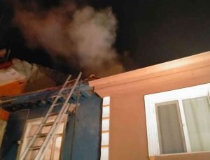 2 katlı evin bacasında çıkan yangın paniğe neden oldu