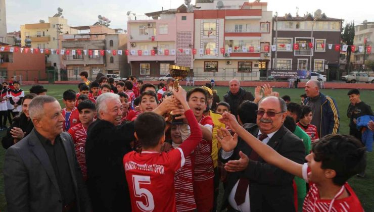 3 Ocak Minikler Futbol Turnuvasında şampiyon Toroslar Halkkent Spor