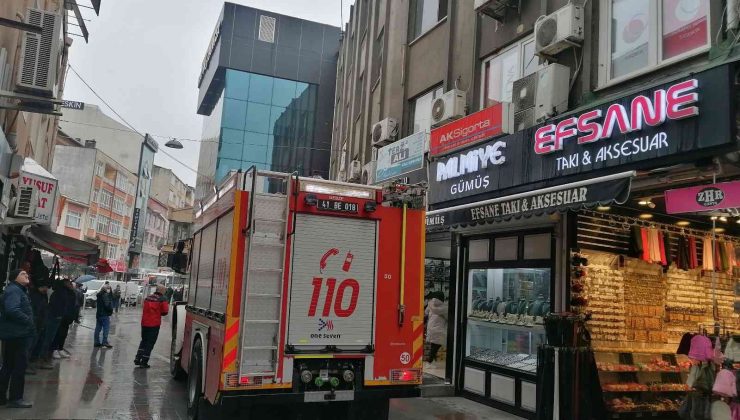 Acil çıkışa park edilen araçlar itfaiyeyi geciktirdi