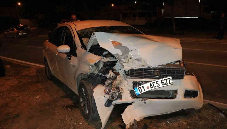 Adana’da otomobil refüjdeki ağaca çarptı: 3 yaralı