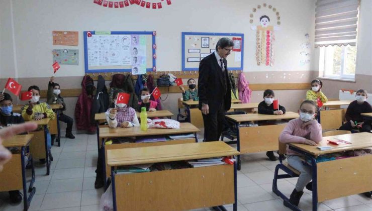 Afyonkarahisar’da 145 bin öğrenci karne sevinci yaşadı