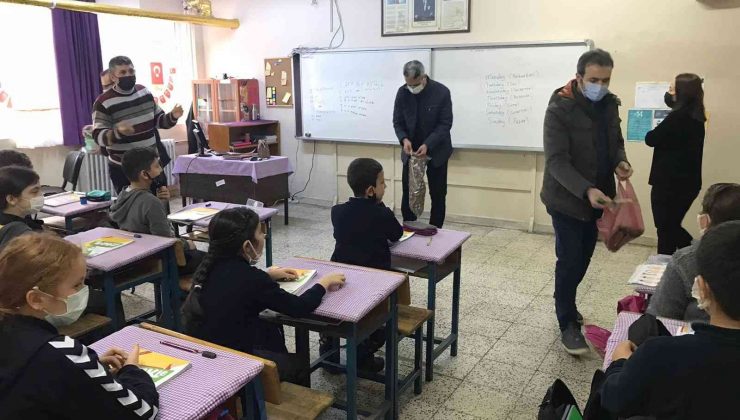 Akademisyenlerden minik öğrencilere hediye