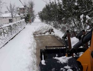Akçaabat’ta kardan kapanan yollar açıldı