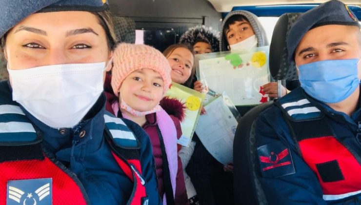 Aksaray jandarmadan minik öğrencilere karne hediyesi