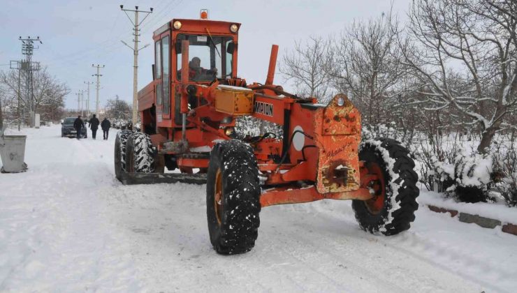 Akşehir’de kar temizliği çalışmaları 7/24 devam ediyor