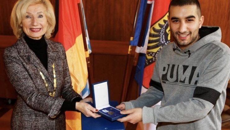 Almanya’da bir kadının hayatını kurtaran 2 Türk gencine madalya verildi