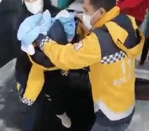 Ambulans helikopter kapanan yolda mahsur kalan bebek için havalandı