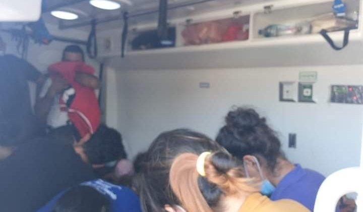 Ambulans süsü verilen minibüste 28 kaçak göçmen yakalandı