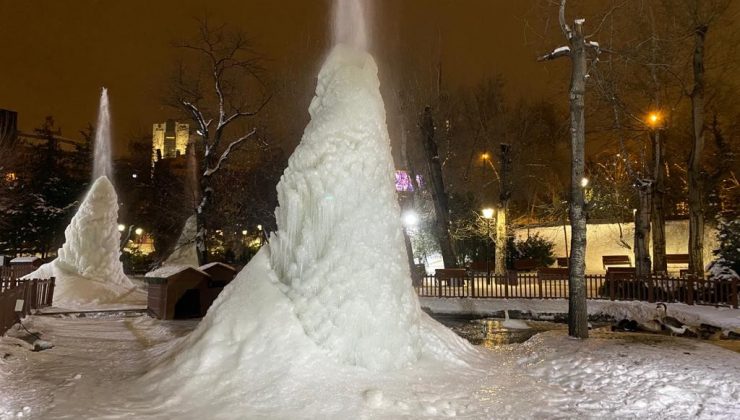 Ankara’nın simge yeri olan Kuğulu Park havuzunda bulunan fıskiyelerden çıkan suyun donması sonucu 4 metre uzunluğunda buz kütleleri oluştu