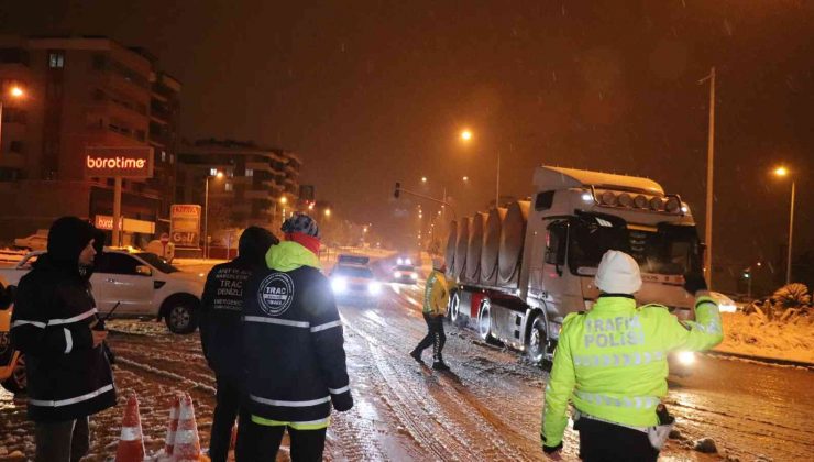 Antalya karayolunda ulaşıma kar engeli