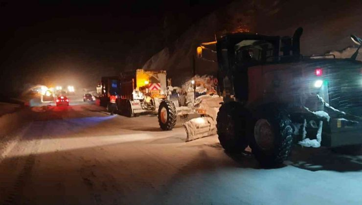 Antalya-Konya karayoluna çığ düştü, 3 metrelik kar kütleleri yolu kapladı
