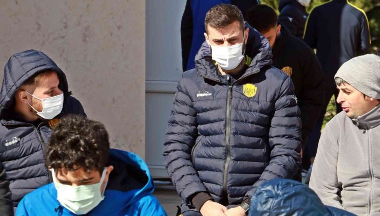 Antalya’da kamp yapan Süper Lig ekipleri Cuma namazını ‘Dinler Bahçesi’nde kıldı