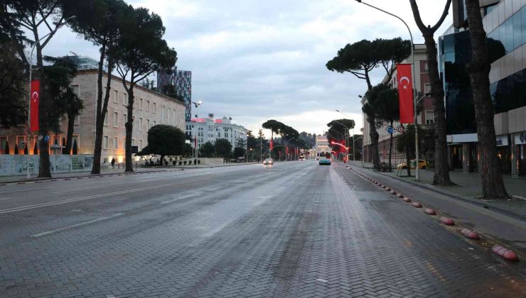 Arnavutluk sokakları, Cumhurbaşkanı Erdoğan için Türk bayraklarıyla donatıldı